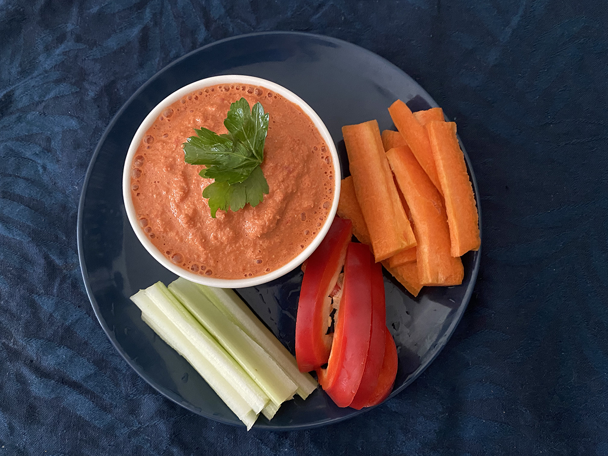 spicy capsicum dip - vegan - with dippers